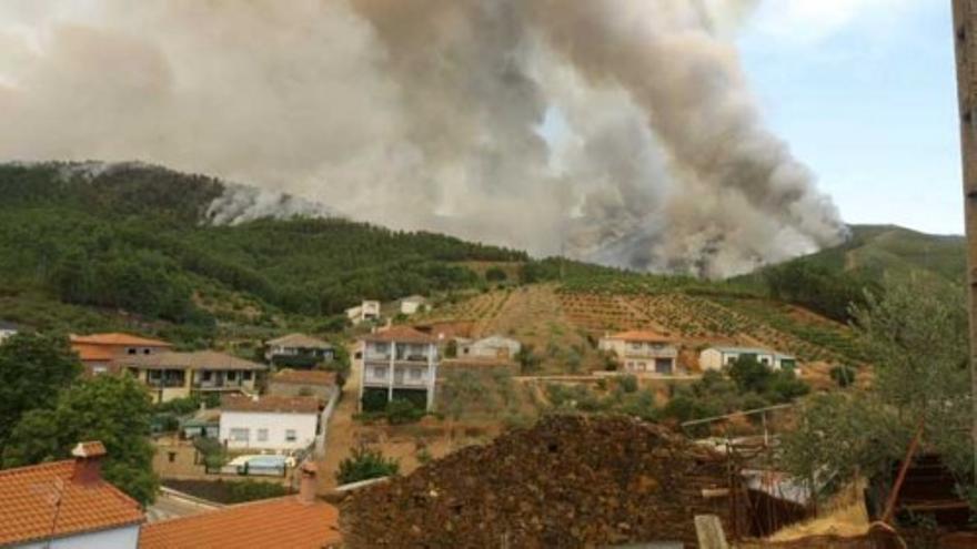 Vecinos desalojados por incendio en Las Hurdes