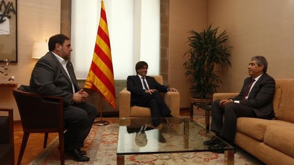 Puigdemont y Junqueras reciben a Homs antes de que el lunes vaya a declarar al Supremo por el 9-N.