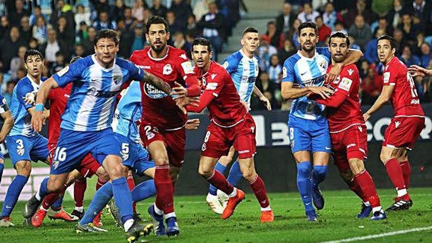 Los deportivistas Marí, Vicente, Somma y Pedro, en el duelo frente al Málaga disputado en La Rosaleda.