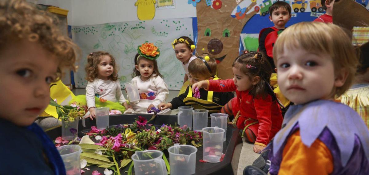 La creatividad da la bienvenida a la primavera en la guardería municipal | IÑAKI ABELLA
