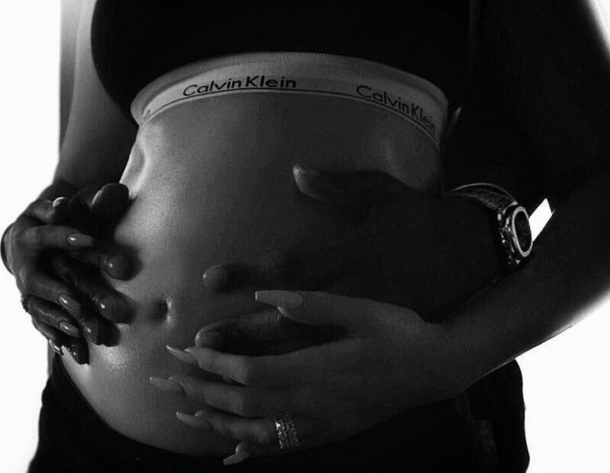 Khloé KArdashian anuncia con esta foto su embarazo