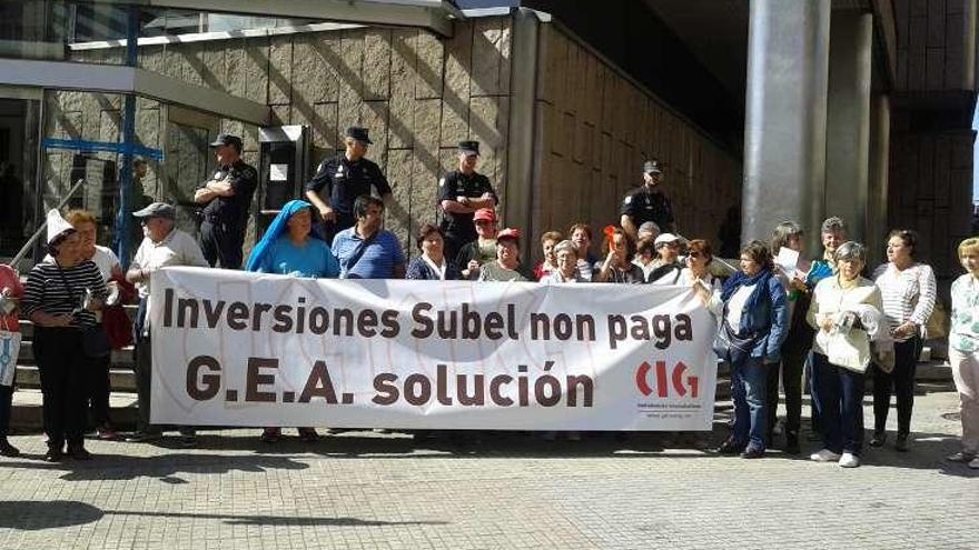 Imagen de la protesta, ayer, en la sede de Subel en A Coruña. // FdV