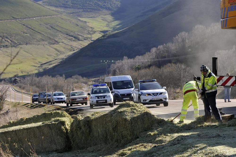 El vuelco de un camión obliga a cortar la carretera de Pajares