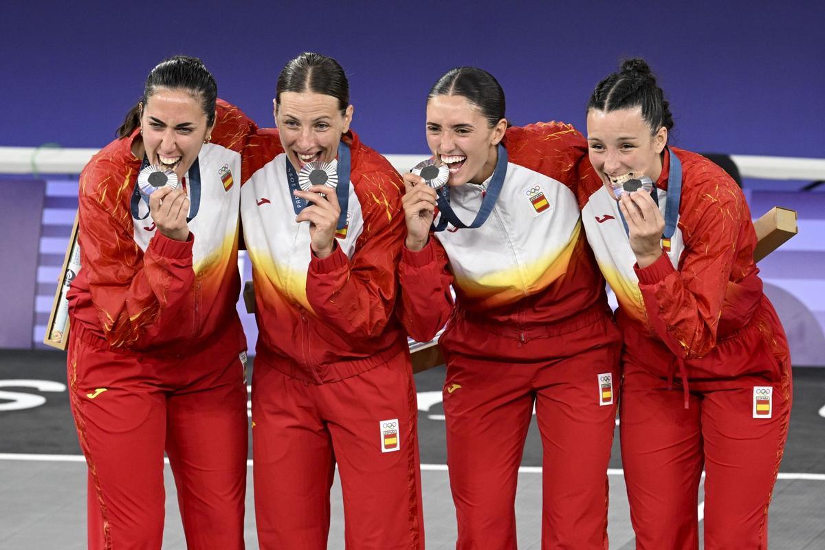 VEGA GIMENO, SANDA YGUERAVIDE, JUANA CAMILIÓN Y GRACIA ALONSO: MEDALLA PLATA BALONCESTO 3X3