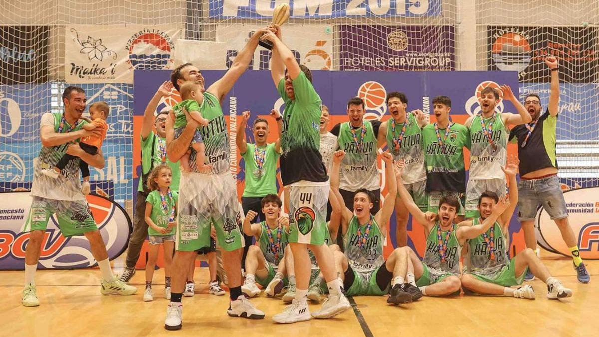 Los jugadores del Nou Bàsquet Xàtiva celebrando el título con el trofeo de campeones de 1ª División.