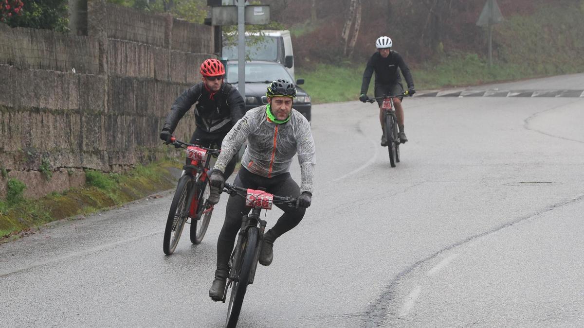 Lucha contra el barro y el asfalto sobre dos ruedas en la Bikedada