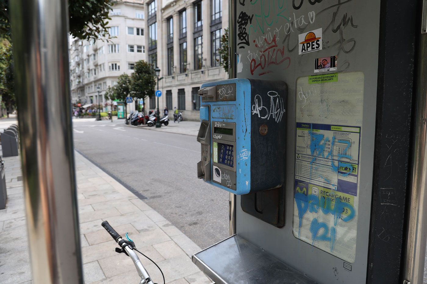 Destrozos en una cabina de Plaza de Compostela