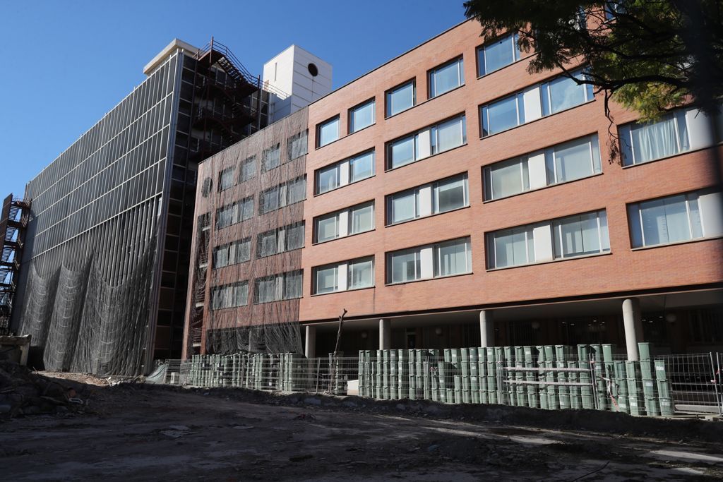 Los residuos de pacientes covid se acumulan en el exterior del Hospital Clínico de València