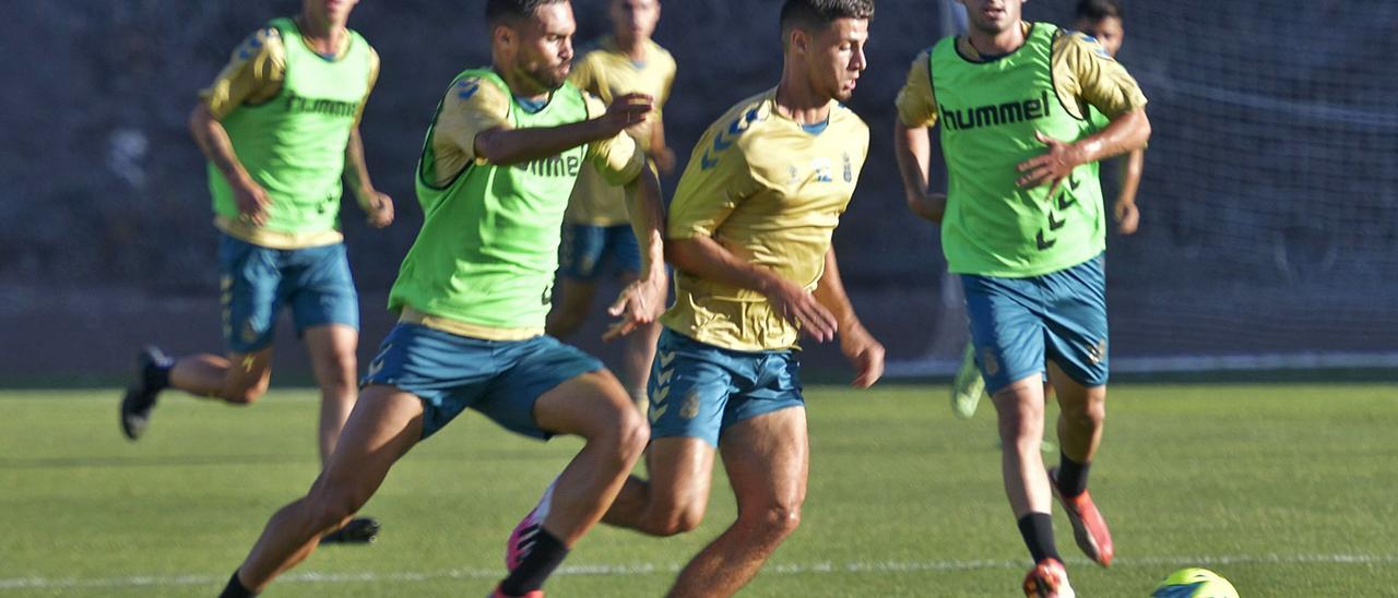 El francés Enzo Loiodice maneja el balón perseguido por Benito y ante la presencia de Moleiro –derecha– durante el entrenamiento de ayer en Barranco Seco. | | JUAN CASTRO