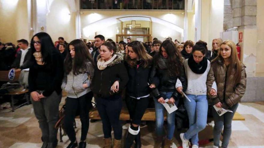 Alumnas del instituto catalán que realizaron el intercambio con los estudiantes alemanes fallecidos. // Reuters
