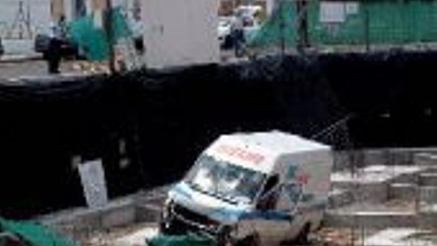 Un furgón de una empresa de mensajería cae sobre una obra en la calle Núñez de Balboa