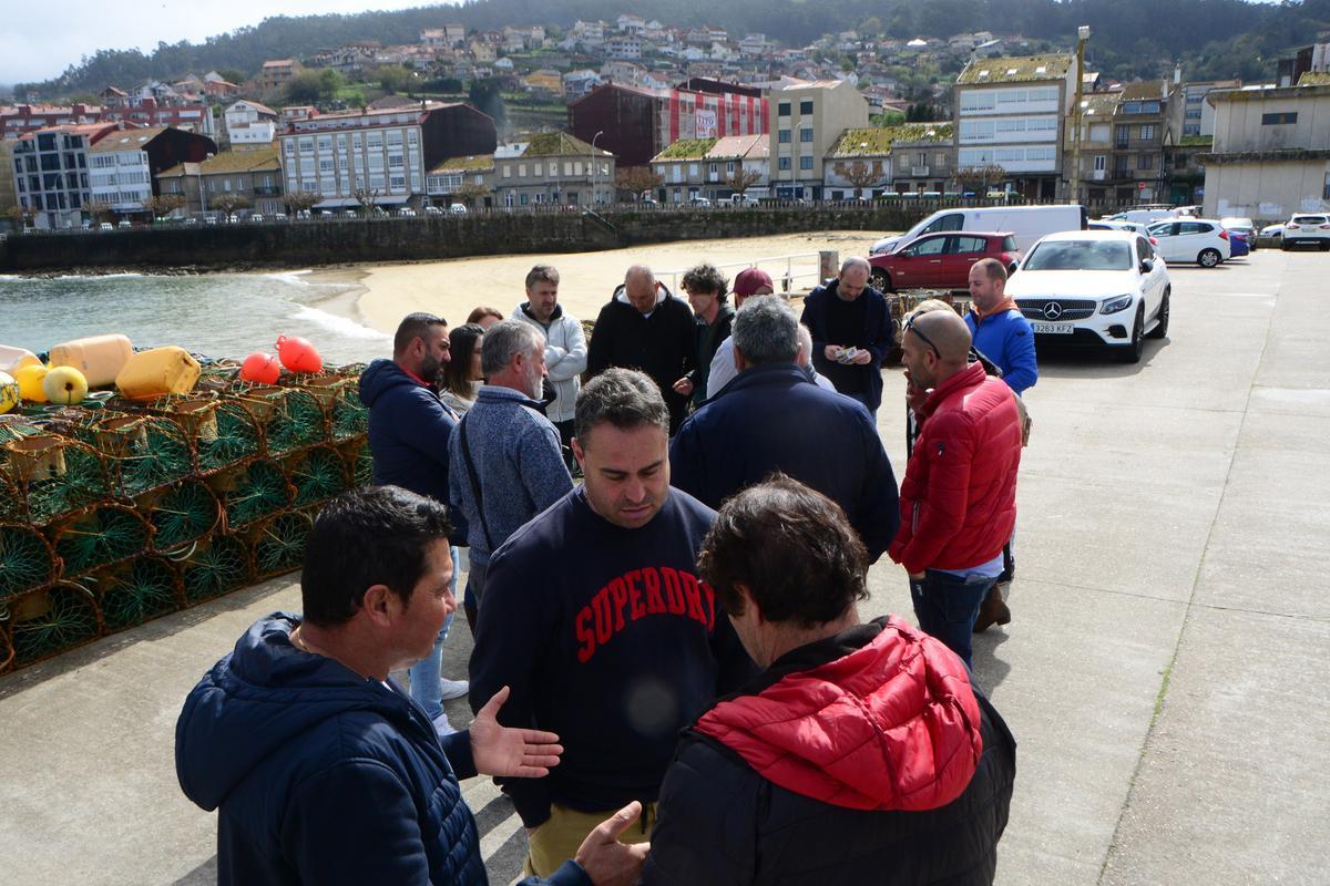 Los representantes de las cofradías y de los percebeiros, ayer en el puerto de Bueu.