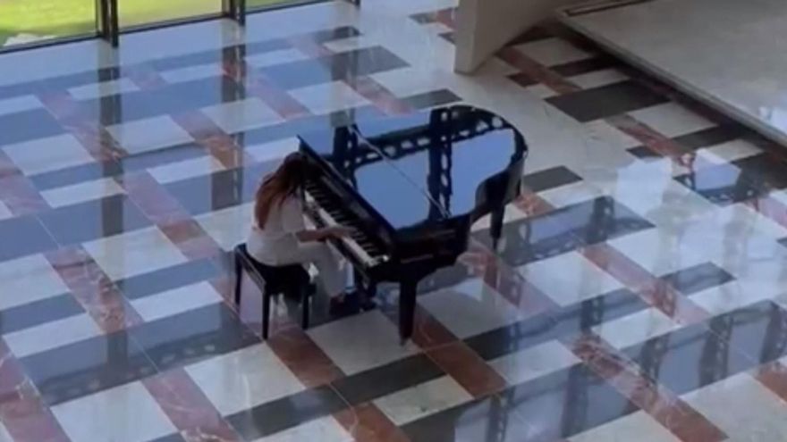 Silencio en el Hospital Doctor Negrín: Ana enamora todos al piano