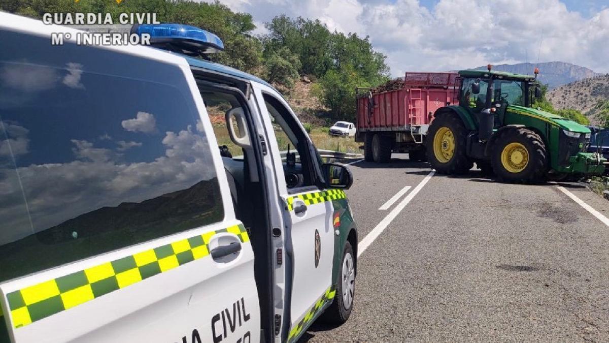 La Guardia Civil junto al tractor involucrado en el accidente