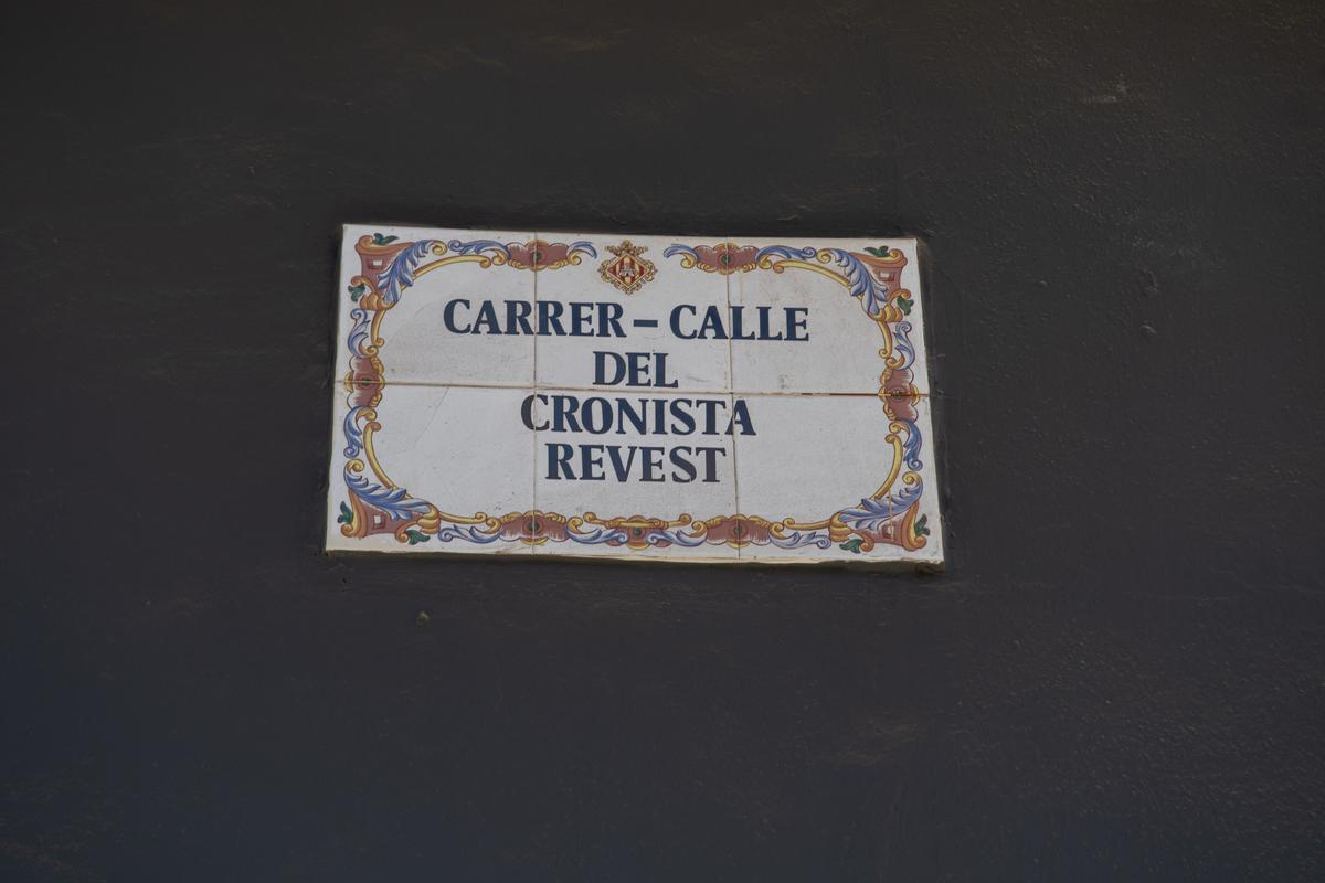 Placa de la calle Cronista Revest, que será sustituida.