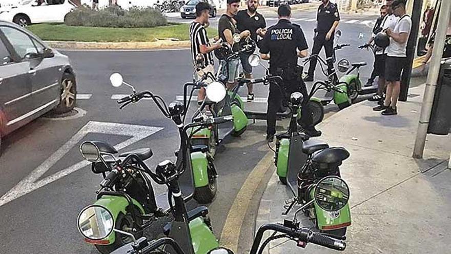 Varios agentes de la Policia Local de PollenÃ§a levantan acta del precinto de los patinetes.