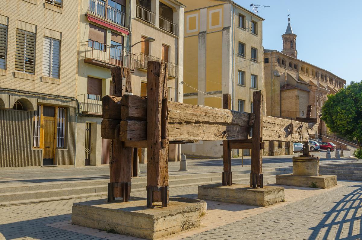El centro de Barbastro, con una antigua prensa de aceitunas
