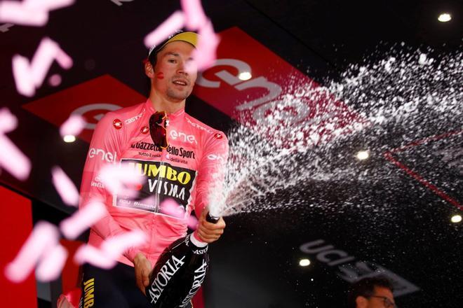 El ciclista esloveno Primoz Roglic del equipo Jumbo-Visma retiene el maillot rosa que le acredita como líder de la general, tras la cuarta etapa del Giro de Italia, de 235 kilómetros, ente Orbetello y Frascati, Italia.