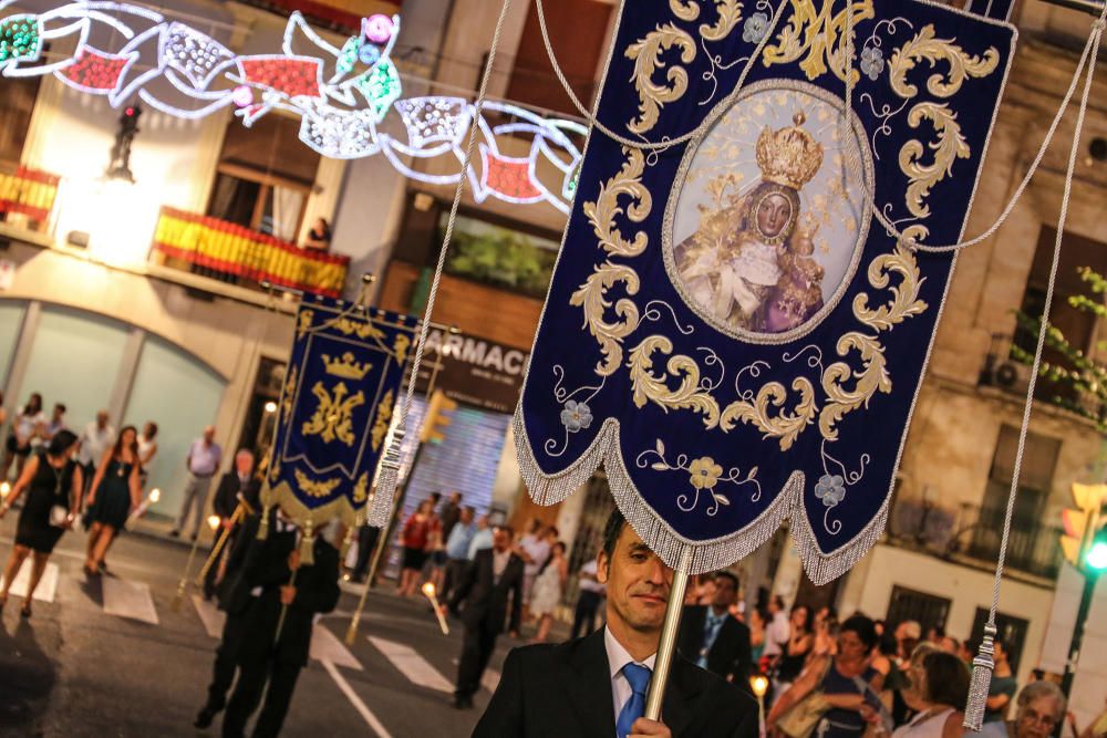 Los Armaos guían en Orihuela a la Virgen de Monserrate