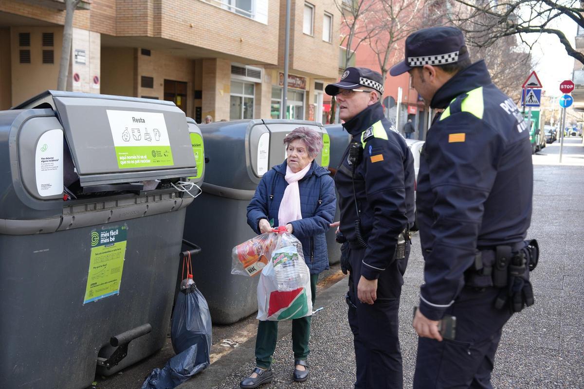 La Policia Municipal informant sobre l’ús dels nous contenidors.