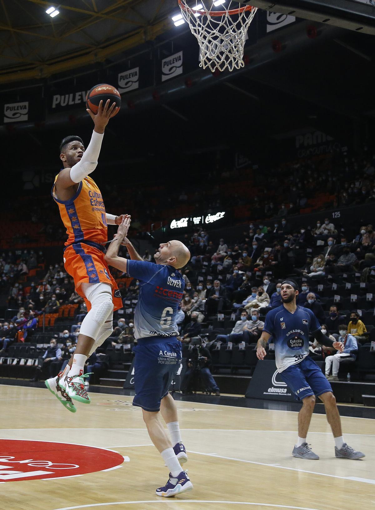 Albert Oliver jugó en diciembre, en el choque de la primera vuelta, su último partido en La Fonteta, donde fue local entre 2006 y 2009