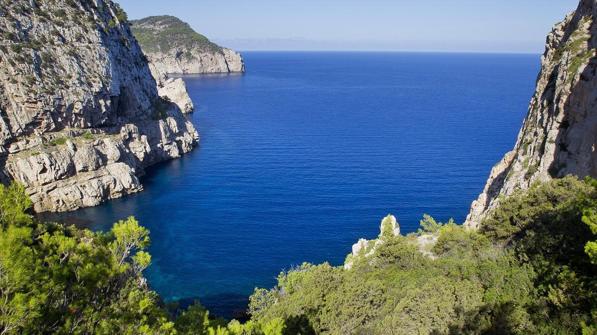 La naturaleza y las vistas a los acantilados desde Na Xamena son espectaculares.