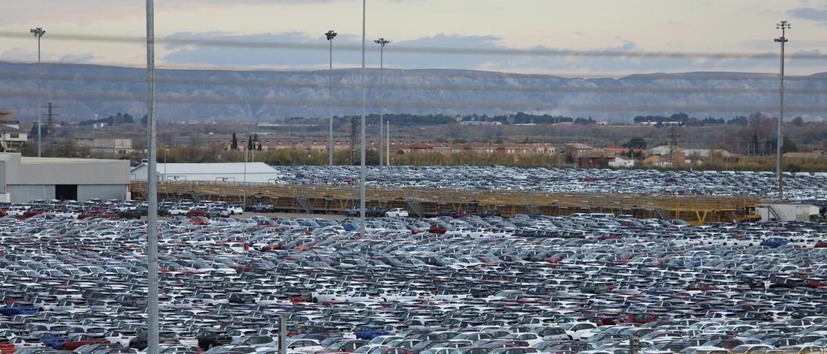 La campa de coches de Stellantis en Figueruelas, llena.