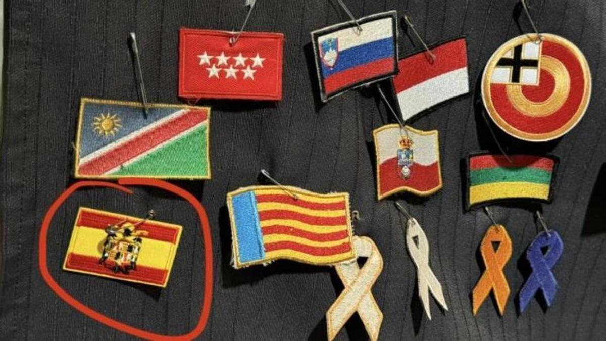 Insignia con la bandera preconstitucional en Expojove
