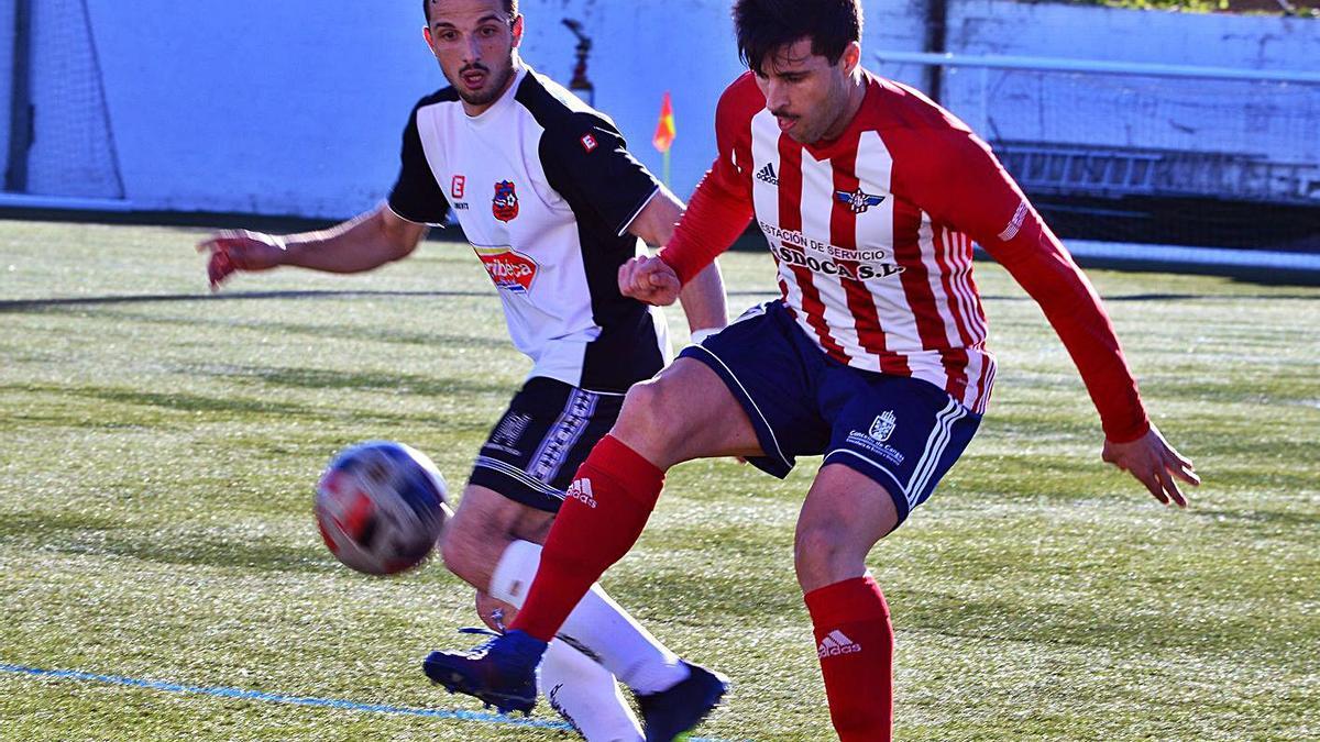 Un jugador del Alondras disputa con un rival un balón durante un partido. |  // GONZALO NÚÑEZ