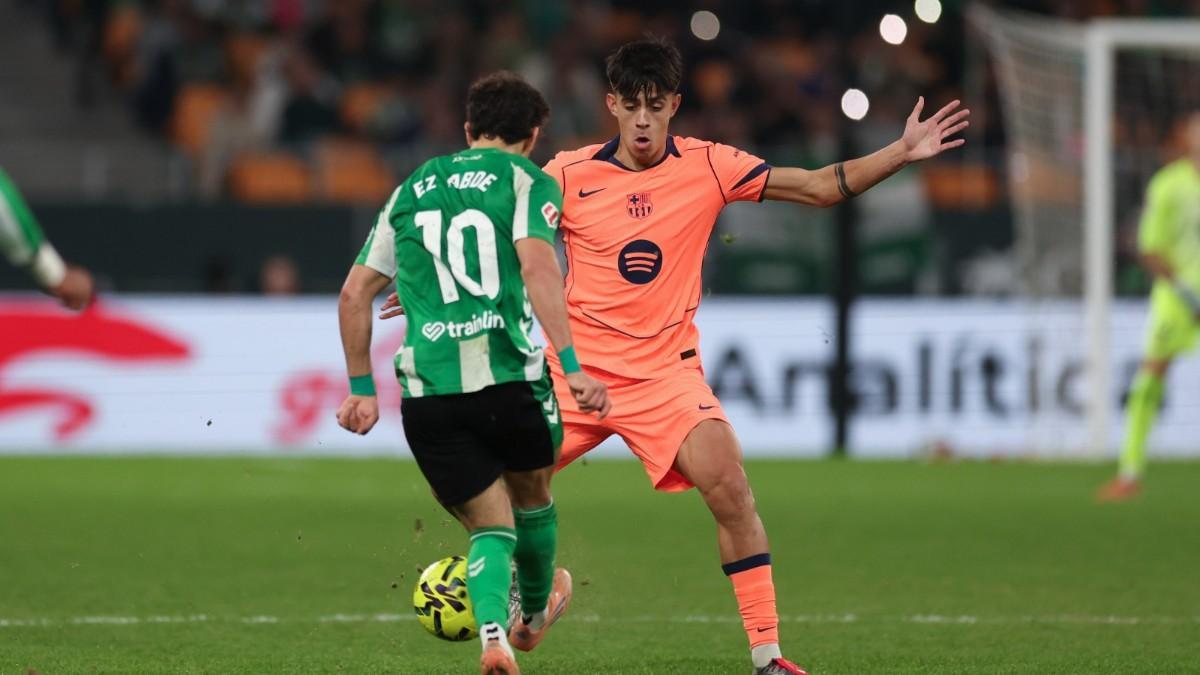 Bernal tapa a Abde en una acción del Betis-Barça