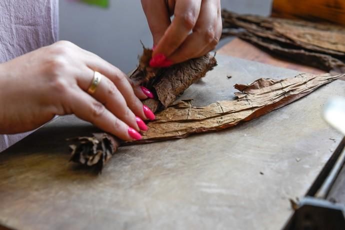 27-08-20  LAS PALMAS DE GRAN CANARIA. SCHAMANN. LAS PALMAS DE GRAN CANARIA.  Reportaje al único taller de puros artesanos que hay en la capital. El taller se llama Doble M y lo lleva Mercedes Martínez, ella es cubana y trae las hojas de tabaco desde la isla caribeña, todo lo hace a mano.  Fotos: Juan Castro.  | 27/08/2020 | Fotógrafo: Juan Carlos Castro