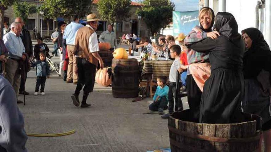 Pisada de racimos de uva y elaboración de mosto en el concurso de Cibanal.