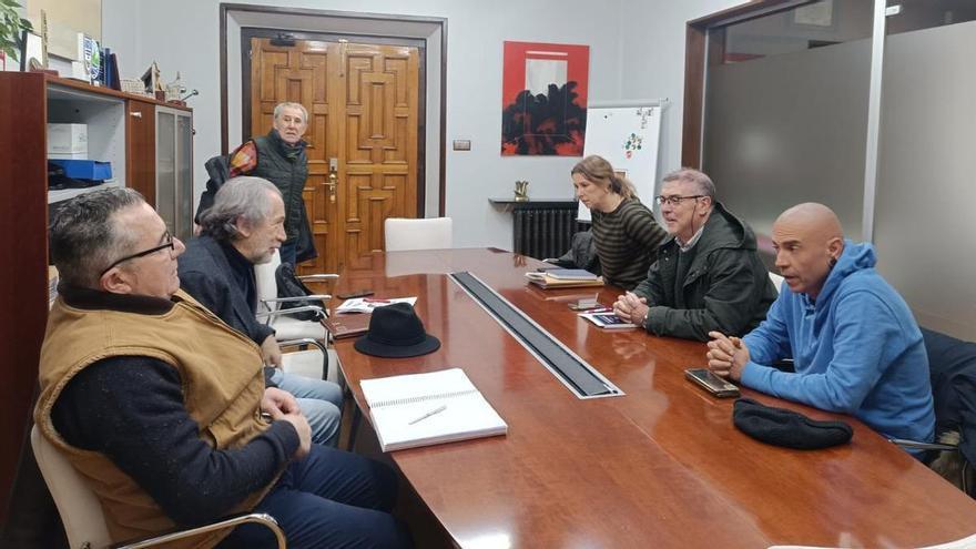 Ayuntamiento y Principado exigen medidas correctoras a la empresa acusada de generar malos olores en La Felguera: "Queremos que el aire que sale de allí sea respirable"