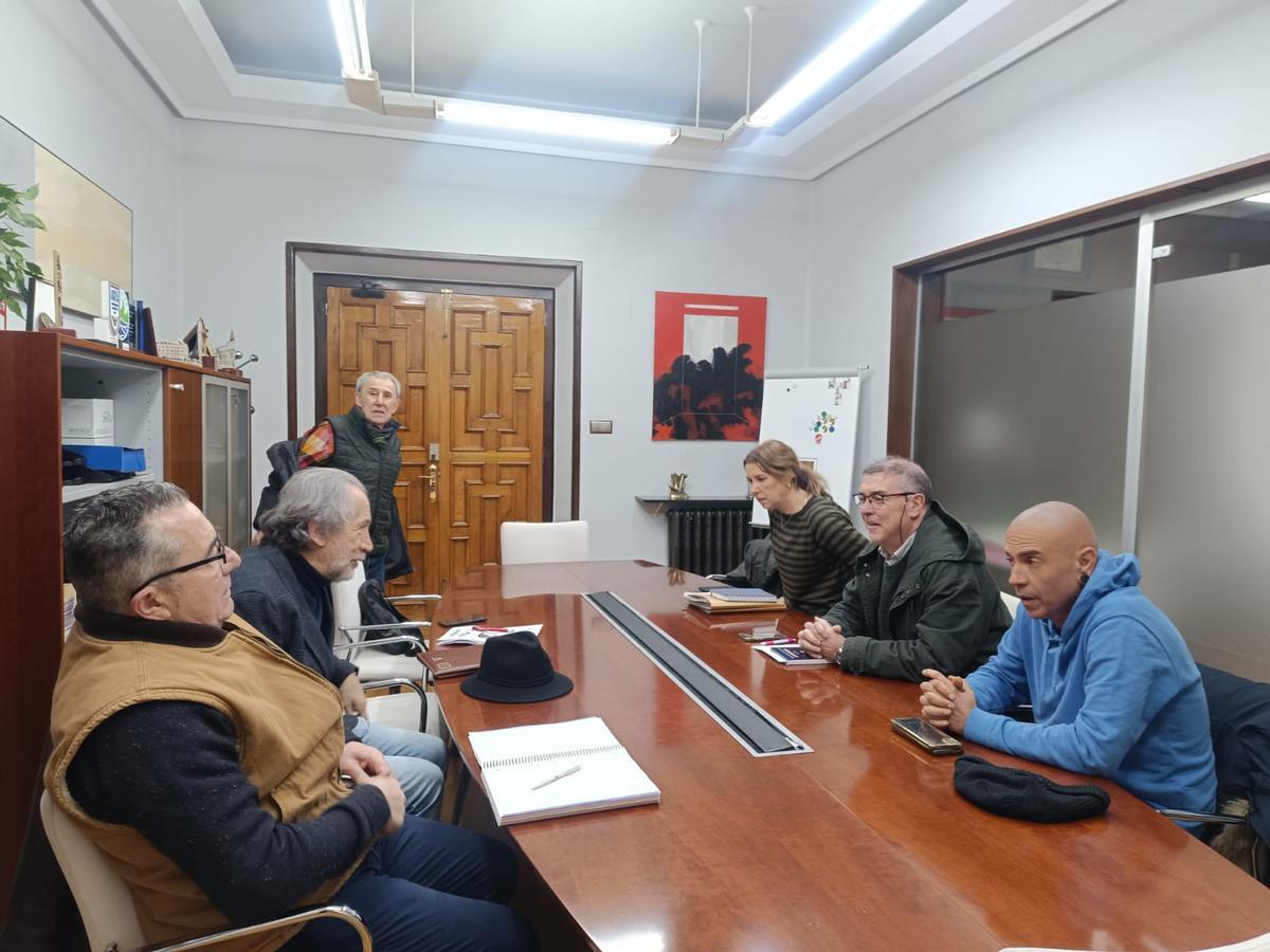 Reunión de vecinos y concejales por los malos olores en La Felguera
