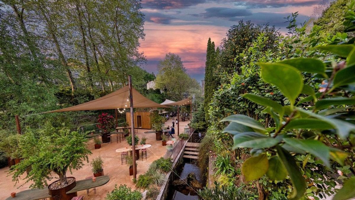 La nueva terraza de aire tropical que ha abierto junto al río Sarela, en Santiago de Compostela.