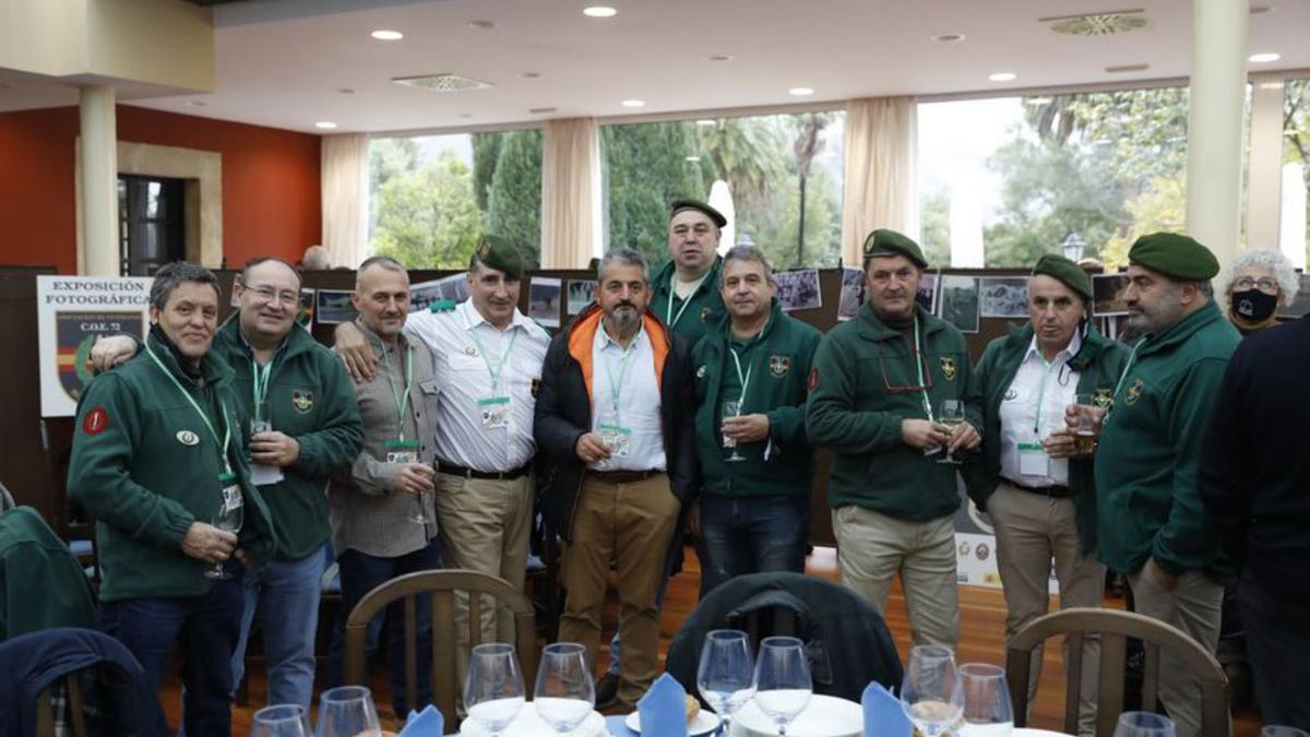 Asistentes a la comida de los boinas verdes.