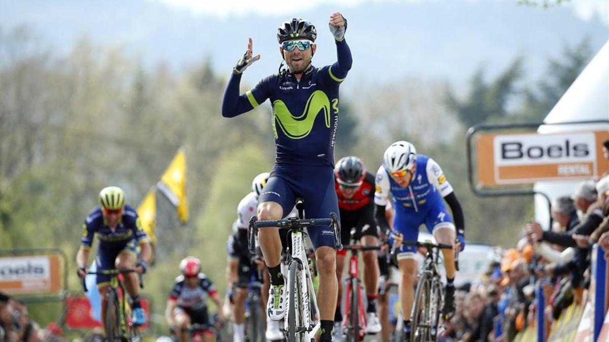 Alejandro Valverde celebra su quinta Flecha Valona