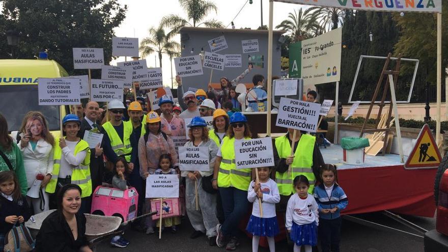 Miembros de ampas, ayer, frente a la carroza reivindicativa.