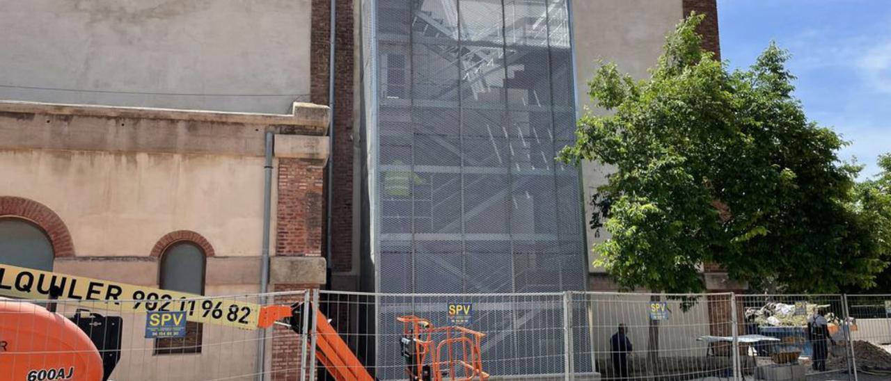 Escalera de evacuación en la fachada norte del museo. | LEVANTE-EMV