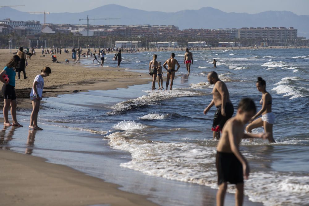 Playas y terrazas llenas en València en los primeros días de la fase 1