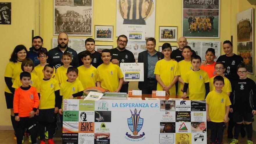 Miembros del club y de la asociación durante la presentación de la campaña, ayer, en Lugones.