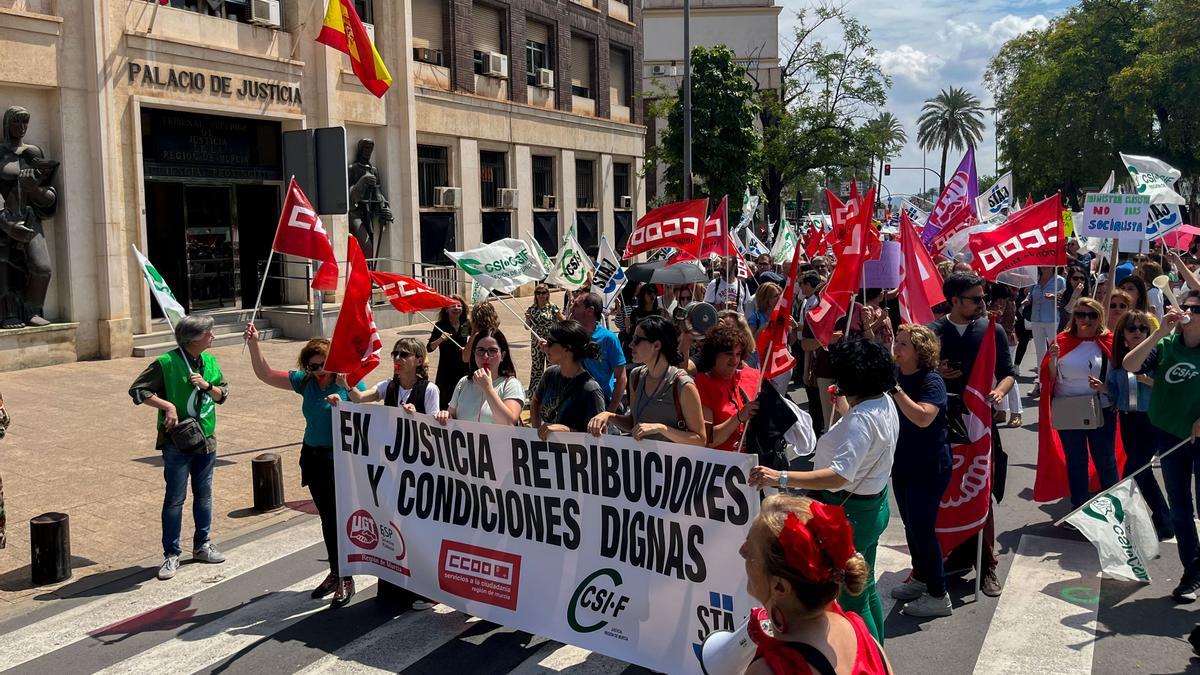 Doscientos funcionarios se manifiestan en Murcia para exigir al Gobierno negociar mejoras a comienzos de junio