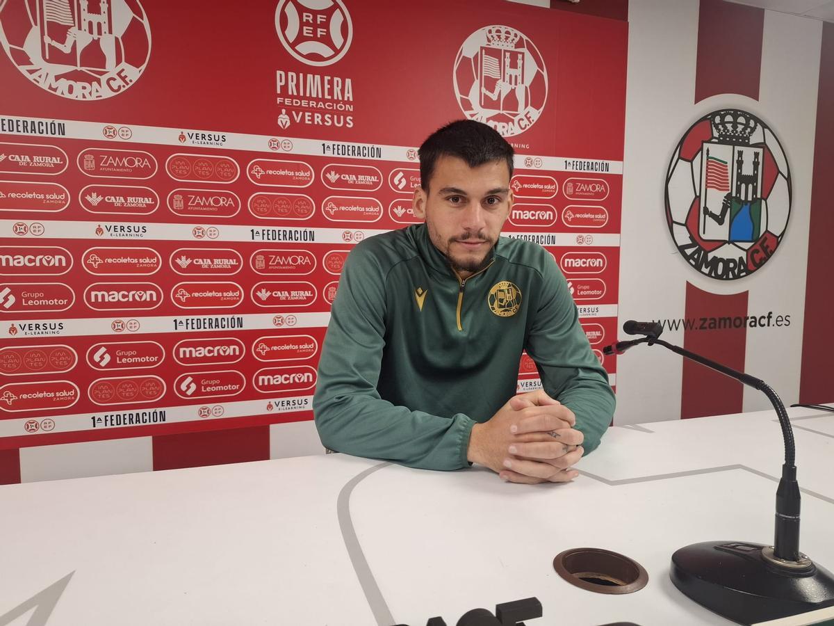 Mario García, jugador del Zamora CF, en la sala de prensa del Ruta de la Plata