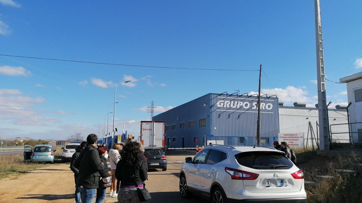 Trabajadores acceden a las instalaciones de la fábrica de Siro en Toro