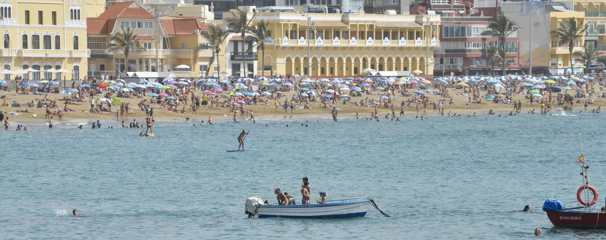 Bañistas en la playa de Las Canteras durante la ola de calor (18/07/2021)