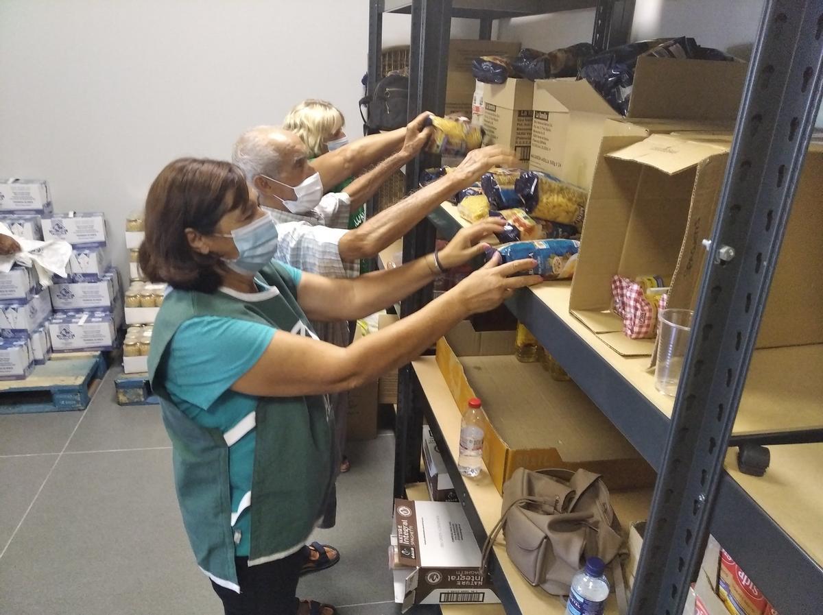 Un grupo de voluntarios ordena los alimentos recibidos.