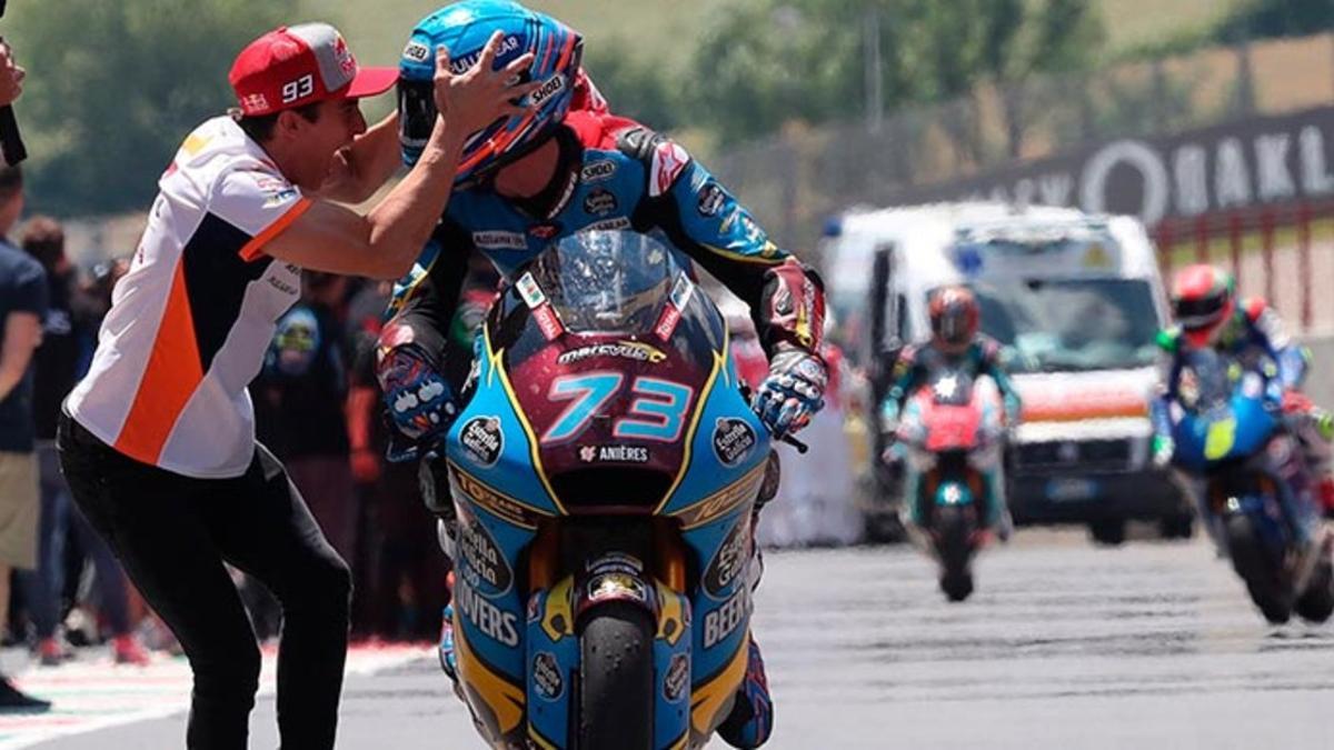 Marc Márquez felicita a su hermano Àlex por su victoria en Moto2