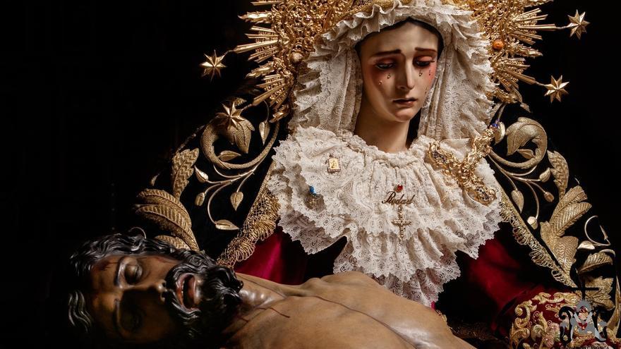 La Virgen de la Piedad con el Cristo de las Misericordias, titulares de la hermandad del Baratillo.