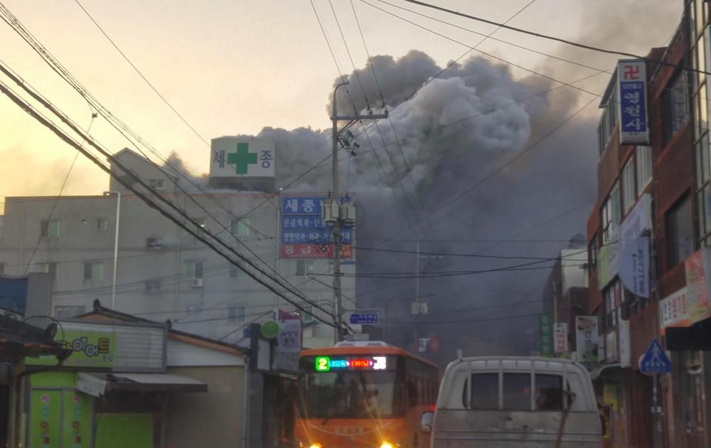 Al menos 41 muertos en un incendio en un hospital de Corea del Sur