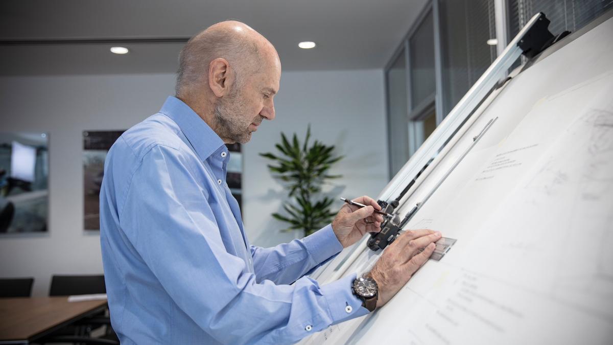 Adrian Newey, en su mesa de dibujo